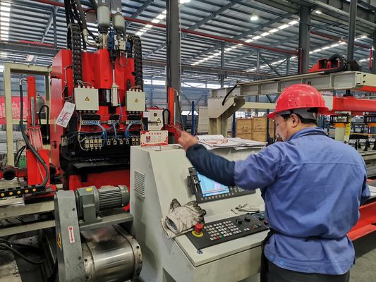 Yüksek yapılandırılmış 60KW Güçlü CNC Plate 3 eksenli Otomatik Bıçaklama Makinesi Uzunlamalı kirişlerin Hidrolik Bıçaklama Makinesi