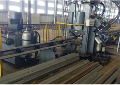 Yüksek Hızlı Otomatik CNC Hidrolik Pençleme İşaretleme Kesme Makinesi 3 CNC Eksenleri Köşeli Borma İletişim için Çelik Bağlantı Plağı