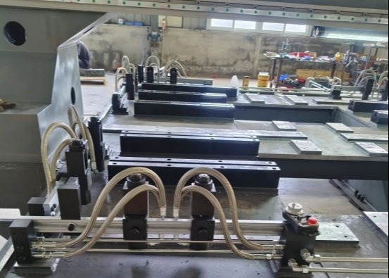 7.5KN Sıkıştırma Gücü Otomatik CNC Plaka Buhurlama Makinesi 28mm T-Slot Genişliği 0.45KW Soğutma Gücü