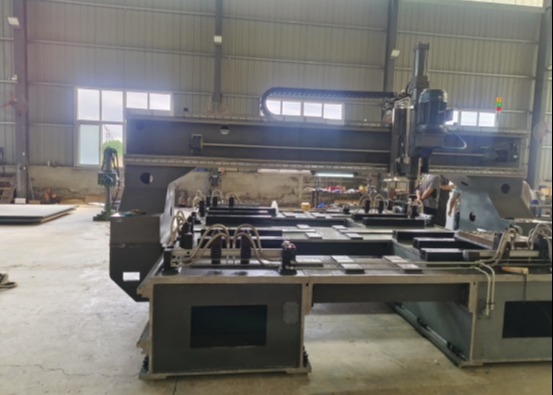 7.5KN Sıkıştırma Gücü Otomatik CNC Plaka Buhurlama Makinesi 28mm T-Slot Genişliği 0.45KW Soğutma Gücü